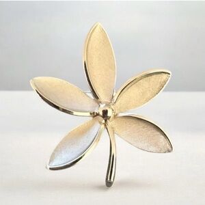Vintage Trifari Flower Pin Silver Tone Metal Signed Vintage